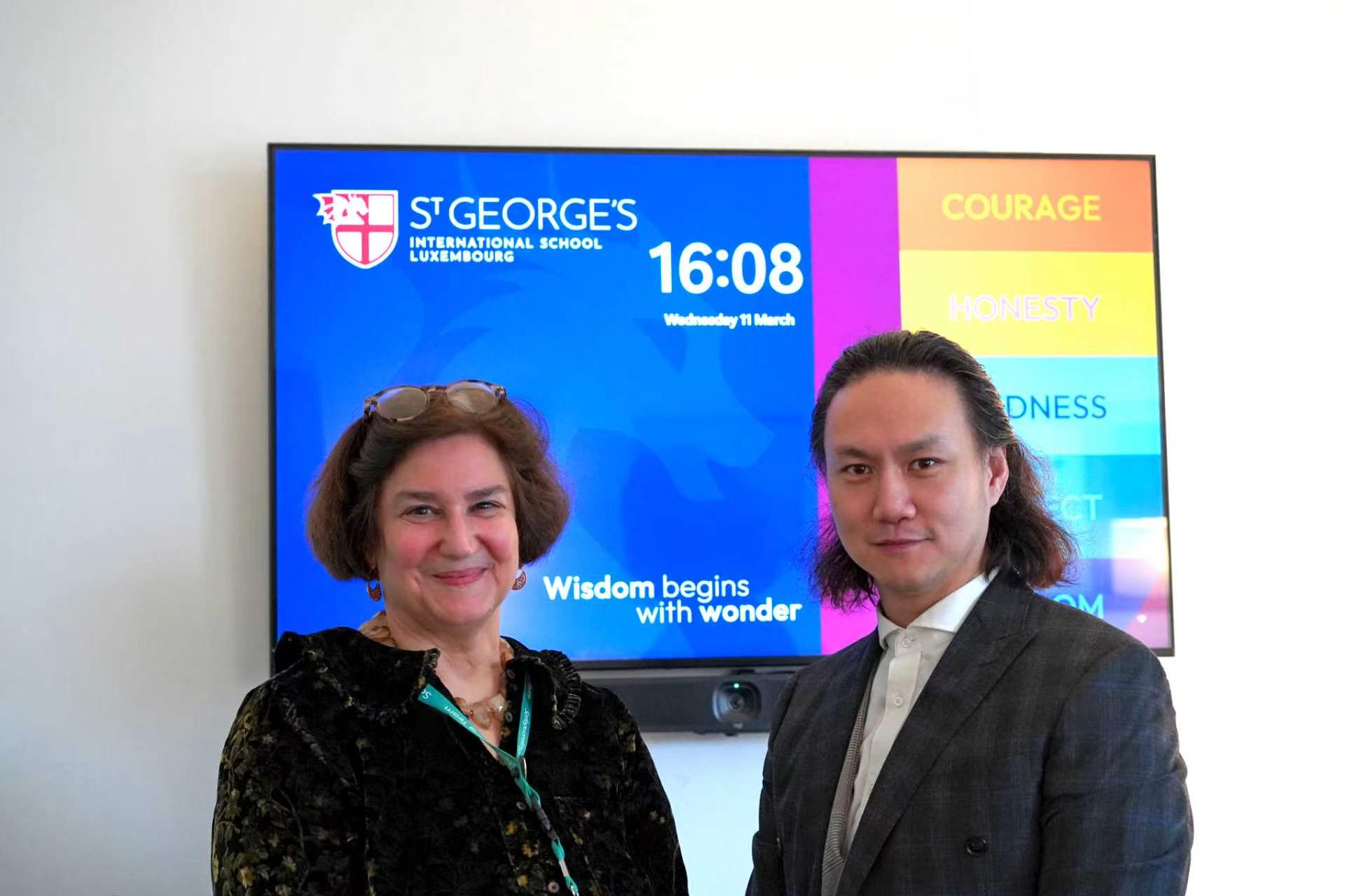 James Liu avec la directrice de St George’s